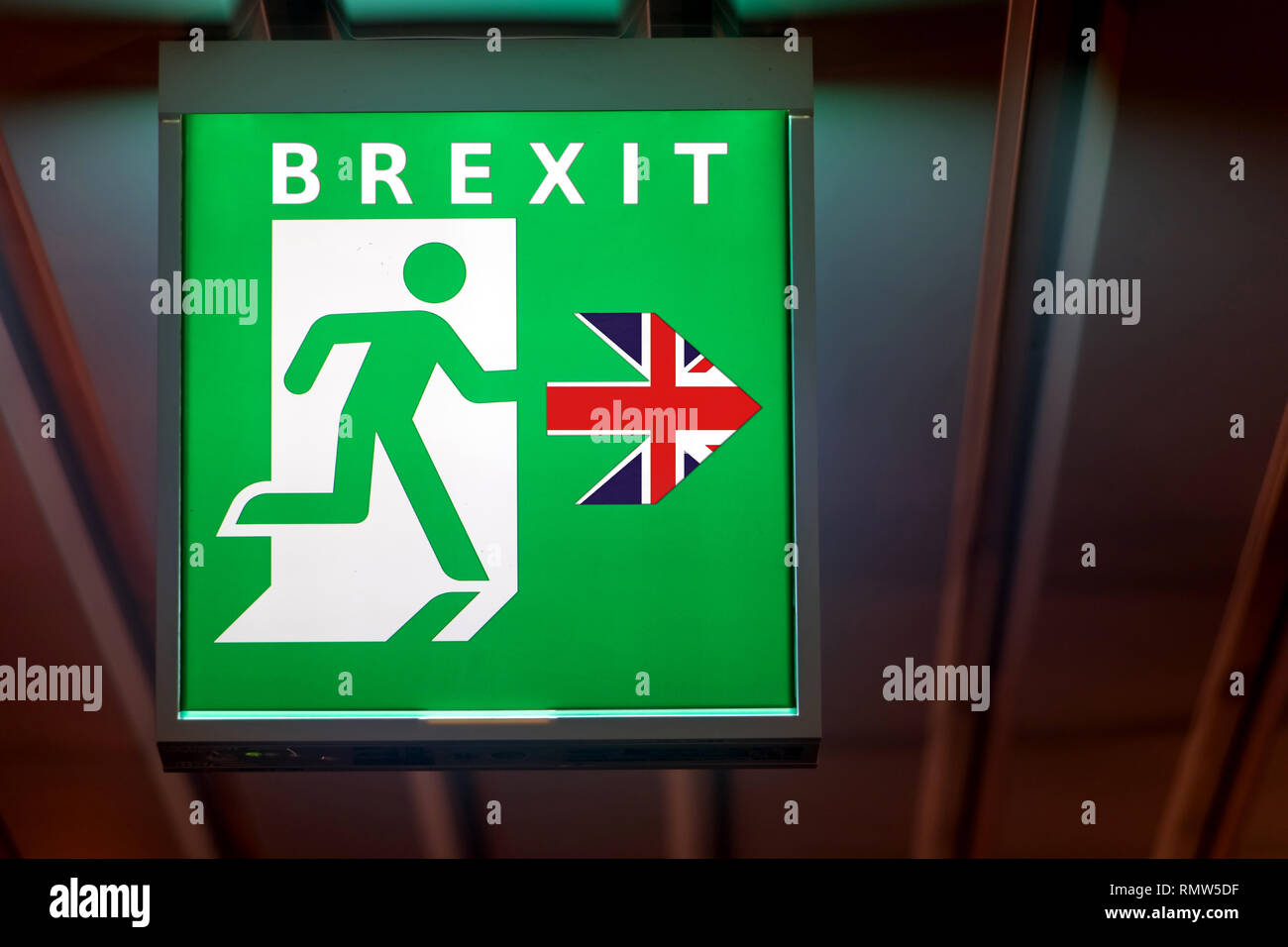 L'uscita di emergenza segno mostra la direzione di fuga in caso lasciare Unione europea. Il Consiglio indicare il modo per Brexit. Foto Stock