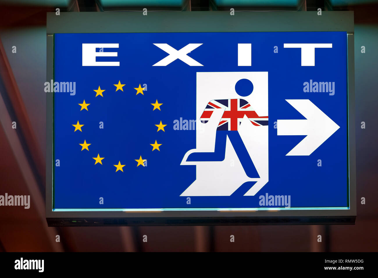 L'uscita di emergenza segno mostra la direzione di fuga in caso lasciare Unione europea. Il Consiglio indicare il modo per Brexit. Foto Stock