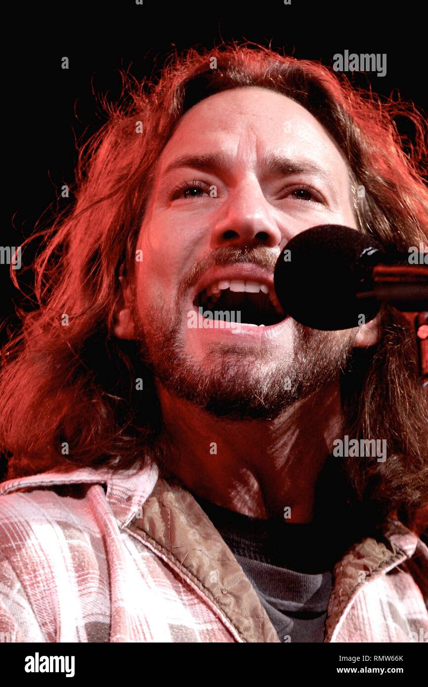 Il cantante Eddie Vedder della rock band Pearl Jam è mostrato sul palco durante un 'live' aspetto di concerto. Foto Stock