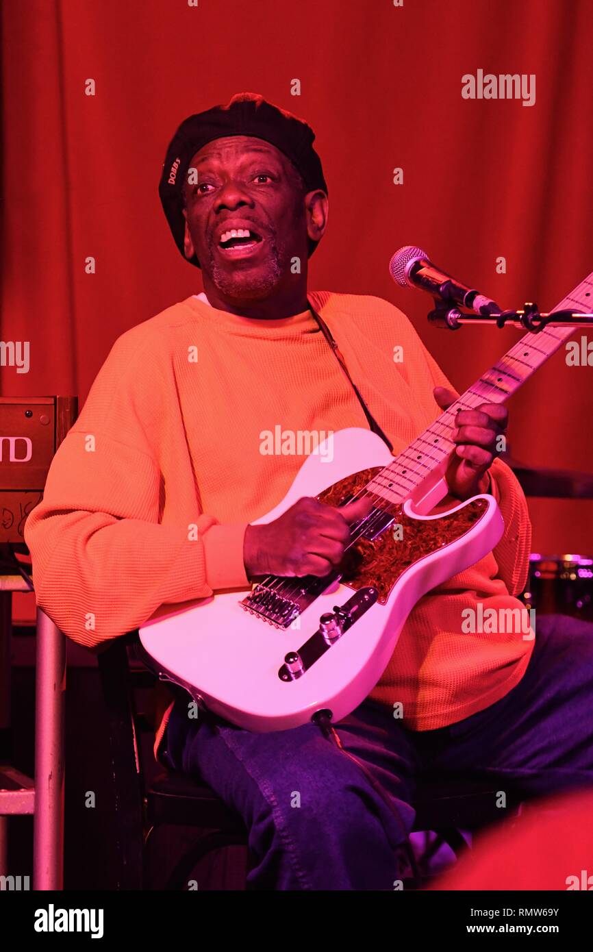 Musicista Lucky Peterson è mostrato esibirsi sul palco durante un 'live' aspetto di concerto. Foto Stock