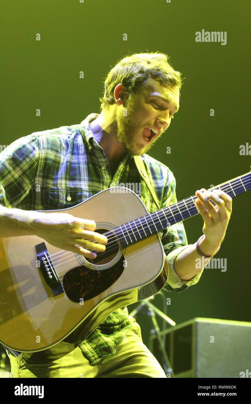 Cantante, compositore e chitarrista Phillip Phillips, vincitore della undicesima stagione di American Idol il 23 maggio 2012, è mostrato il palcoscenico durng un 'live' aspetto di concerto. Foto Stock