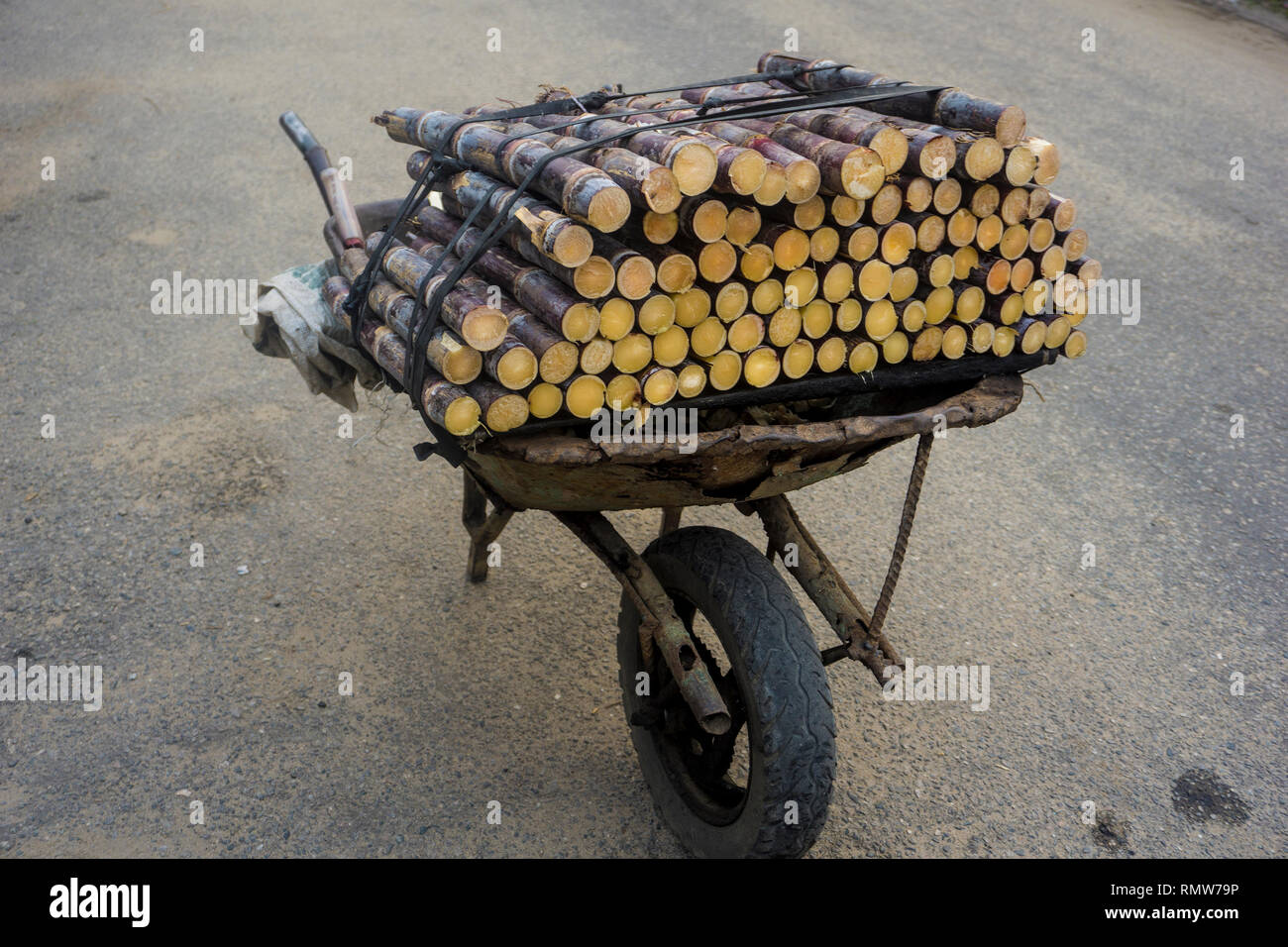 Un punto di vendita al dettaglio di canna da zucchero carrello sulla strada di Lagos Foto Stock