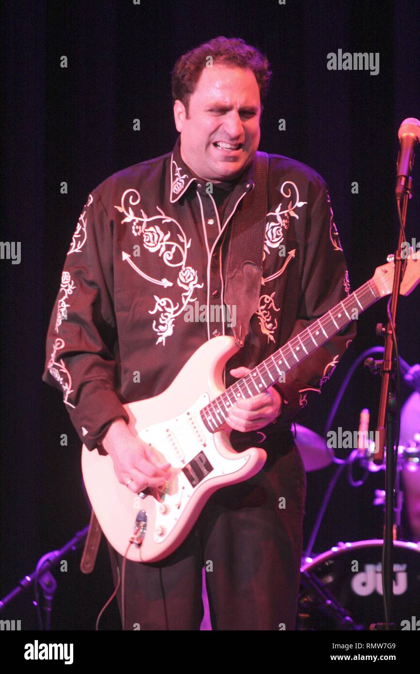 Chitarrista Blues Jeff Pitchell è mostrato esibirsi sul palco durante un 'live' aspetto di concerto. Foto Stock