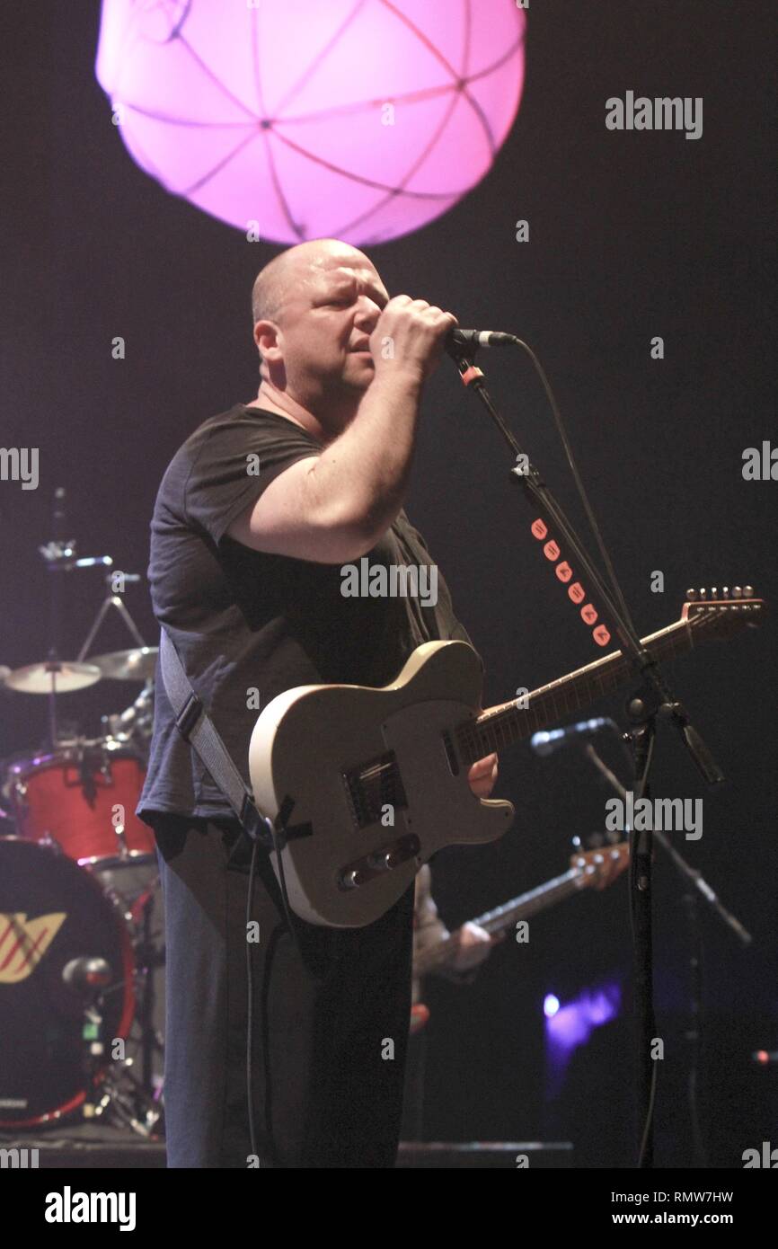 Musicista Black Francis dei Pixies è mostrato esibirsi sul palco durante un 'live' aspetto di concerto. Foto Stock
