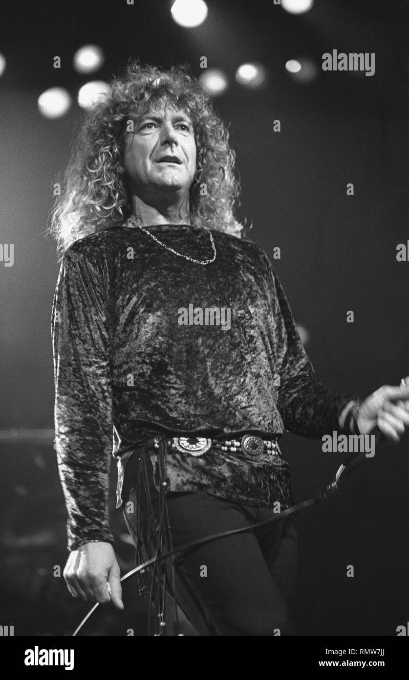 Il cantante Robert Plant, ex cantante dei Led Zeppelin, è mostrato il palcoscenico durante una 'live' aspetto di concerto. Foto Stock