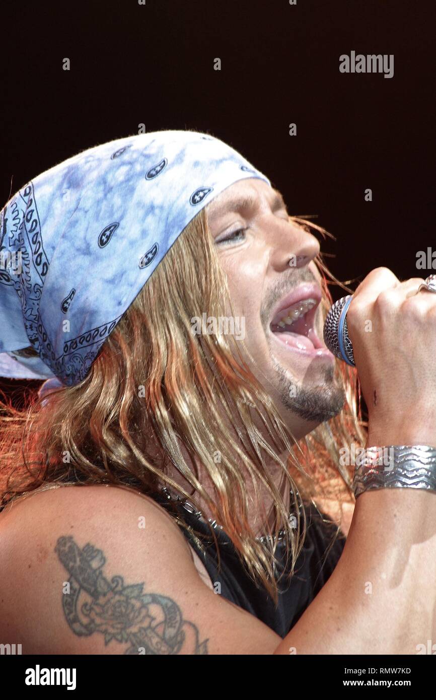 Lead singer Brett Michaels del glam metal band veleno è mostrato esibirsi sul palco durante un 'live' aspetto di concerto. Foto Stock