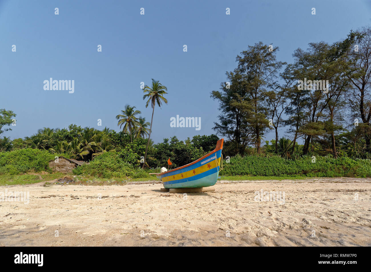 Barche da pesca sulla spiaggia devbagh sindhudurg, Maharashtra, India, Asia Foto Stock