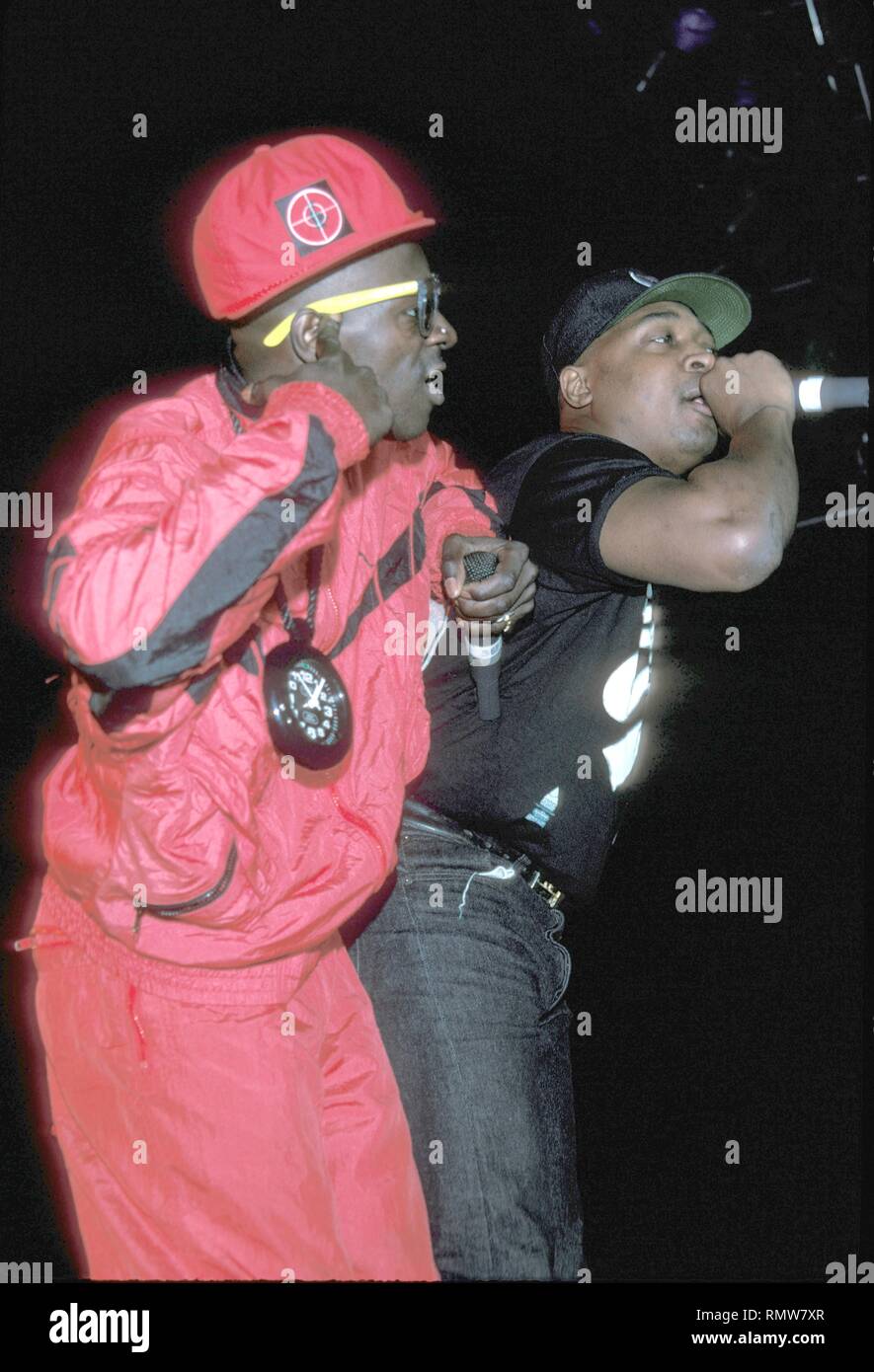 Sapore di rapper Fav e Chuck D influenti della musica hip hop gruppo nemico pubblico sono mostrati esibirsi sul palco durante un 'live' aspetto di concerto. Foto Stock