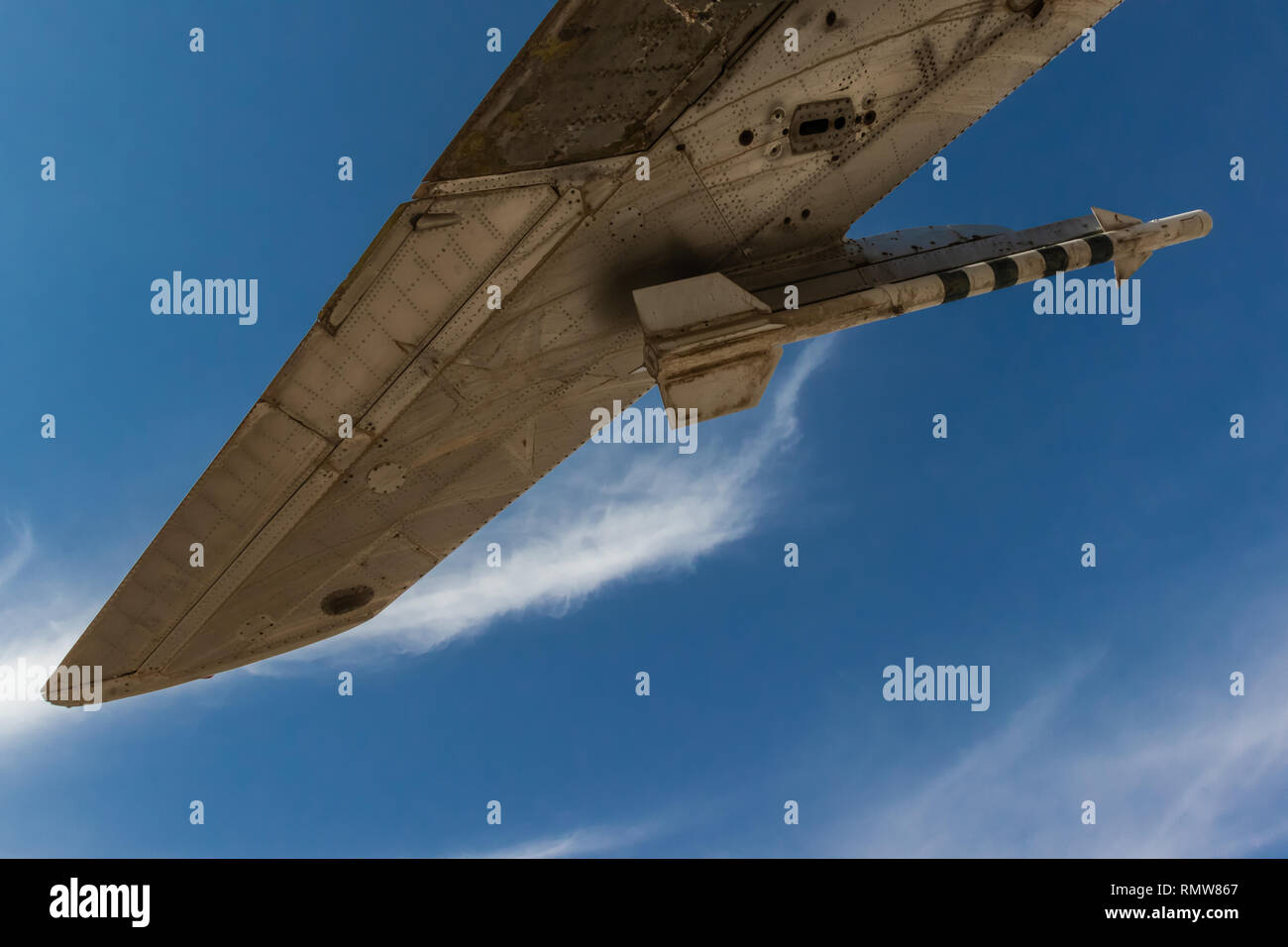 Un allestimento di un retrò warplane sullo sfondo di un edificio abbandonato in una giornata di sole Foto Stock