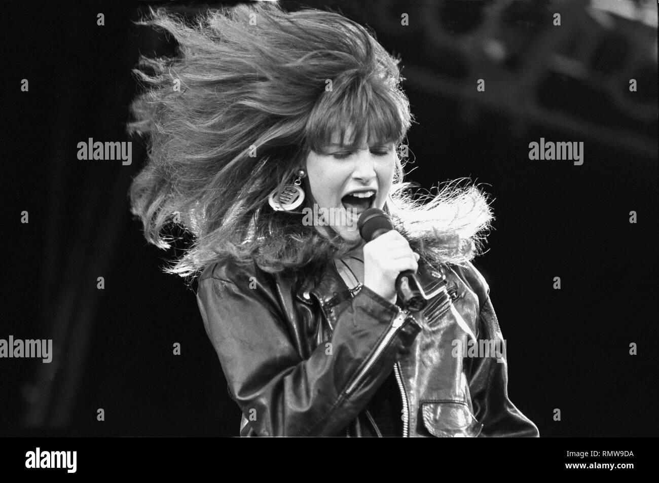 Cantante pop Tiffany è mostrato esibirsi sul palco durante un 'live' aspetto di concerto. Foto Stock