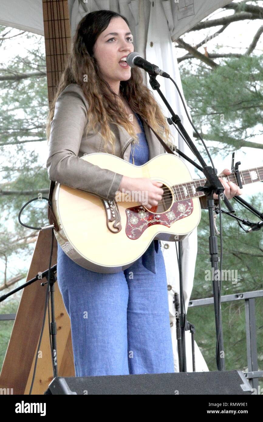 Cantante e chitarrista Lauren Shera è mostrato esibirsi sul palco durante un 'live' aspetto di concerto. Foto Stock