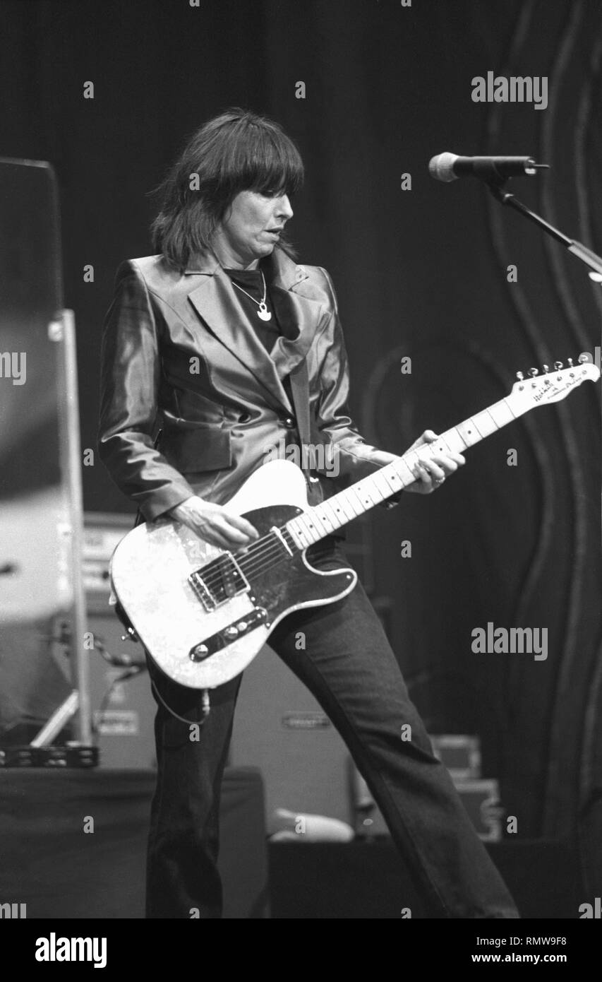 Cantante, compositore e chitarrista Chrissie Hynde di British rock band i pretendenti è mostrato esibirsi sul palco durante un 'live' aspetto di concerto. Foto Stock