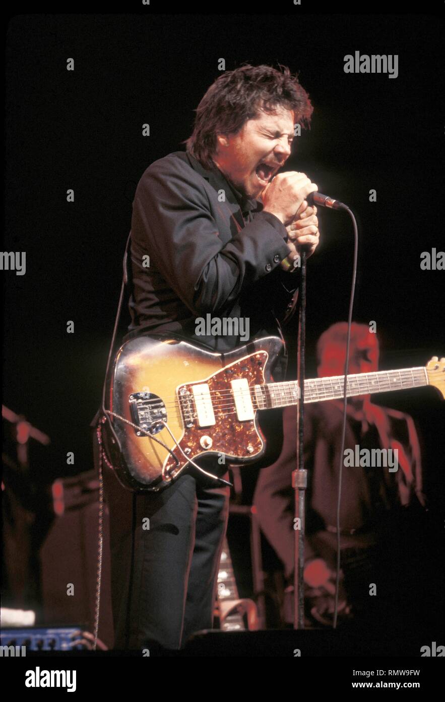 Cantante, compositore e chitarrista Jeff Tweedy della rock band Wilco è mostrato esibirsi sul palco durante un 'live' aspetto di concerto. Foto Stock
