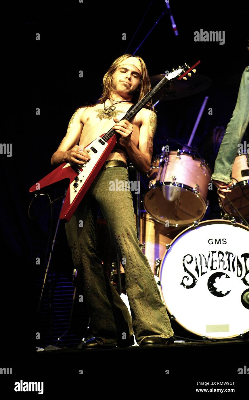 Il chitarrista hard rock band Silvertide è mostrato esibirsi sul palco durante un 'live' aspetto di concerto. Foto Stock