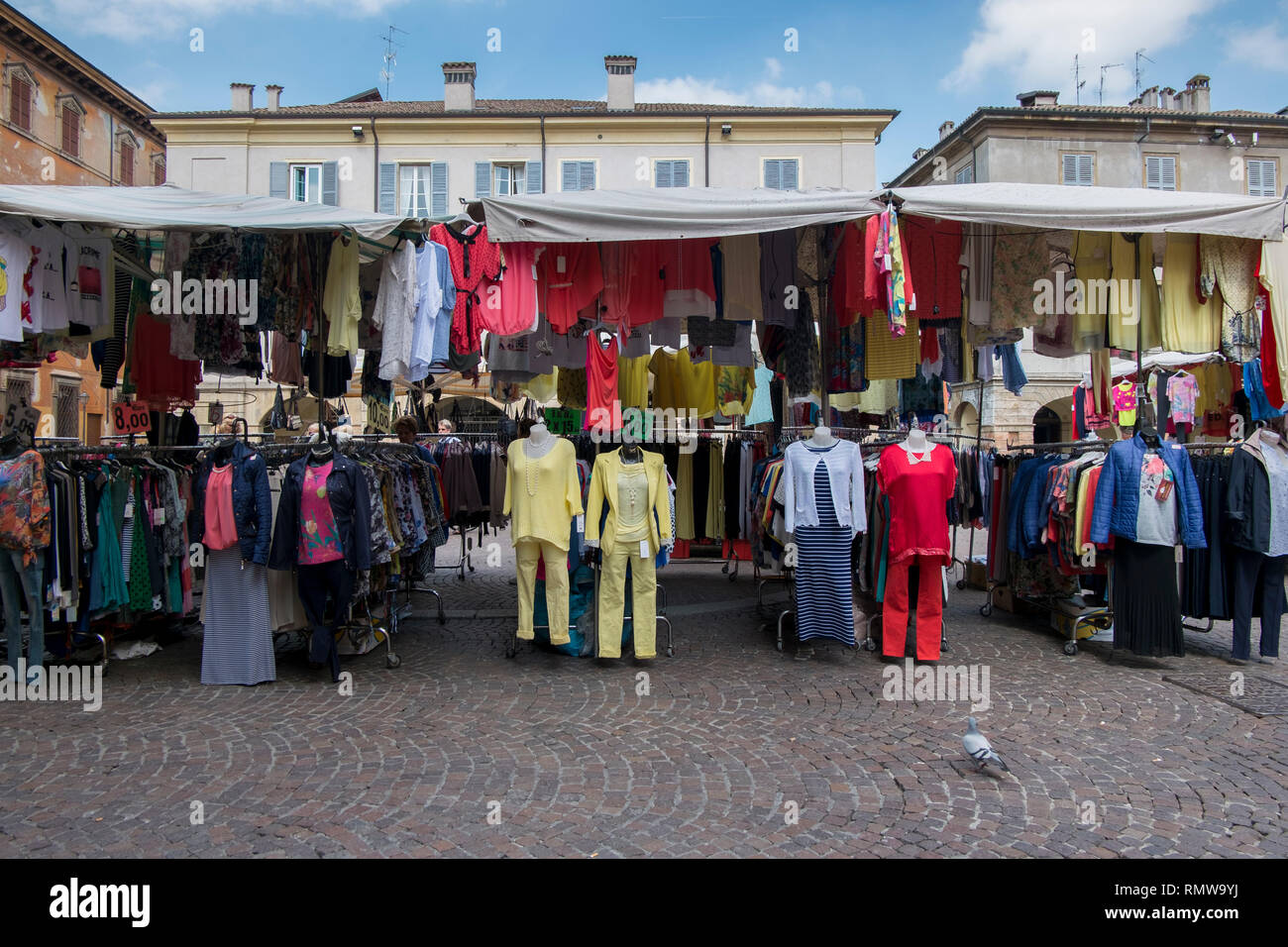 Vestiti in un mercato all'aperto in Reggio Emilia, Italia. Foto Stock