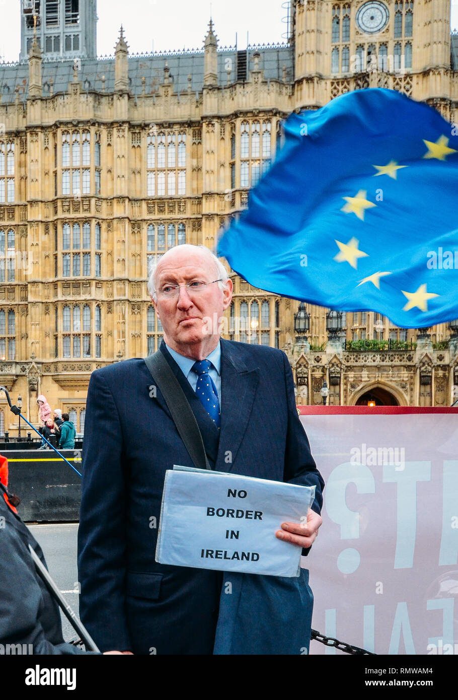 London, Regno Unito - Feb 11, 2019: uomo sorregge un semplice segno che legge nessun confine in Irlanda - messaggio Anti-Brexit Foto Stock
