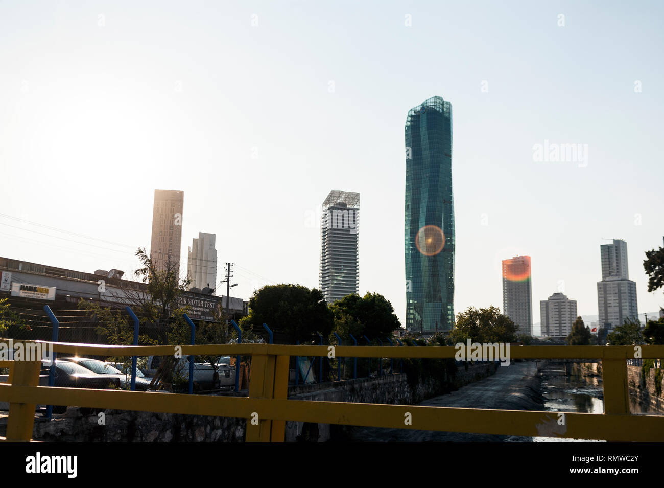 Izmir, Turchia - 8 agosto 2018; Mistral e Gee perla torri vista da 2. Sanayi regione Izmir in Turchia. Foto Stock