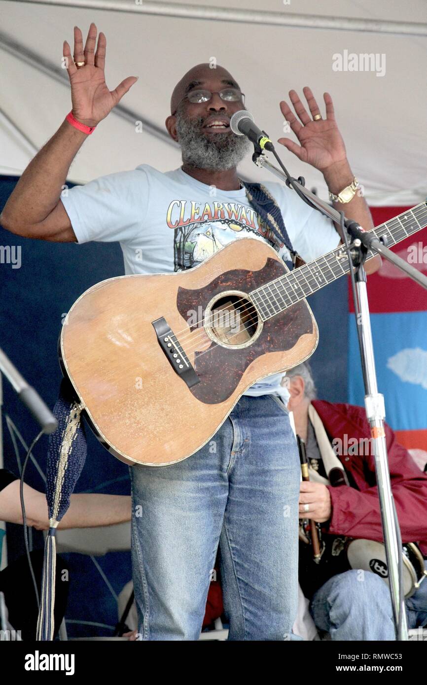 Cantante, compositore, chitarrista, attore, attivista sociale Josh White Jr è indicato di eseguire sul palco durante il concerto tributo per onorare il compianto e grande Richie Havens. Foto Stock