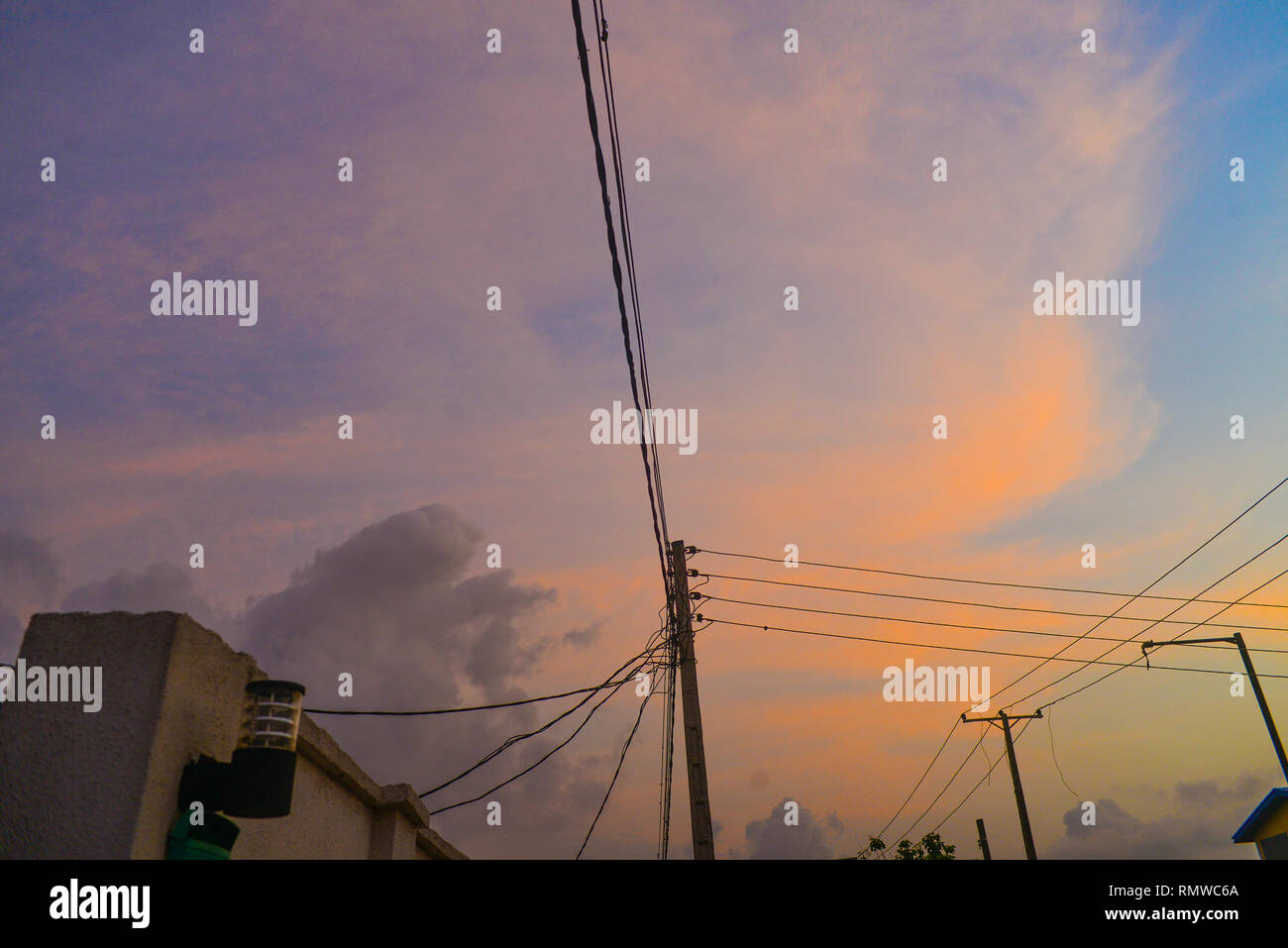 A Lagos al crepuscolo con i pali dell'elettricità e dei fili Foto Stock