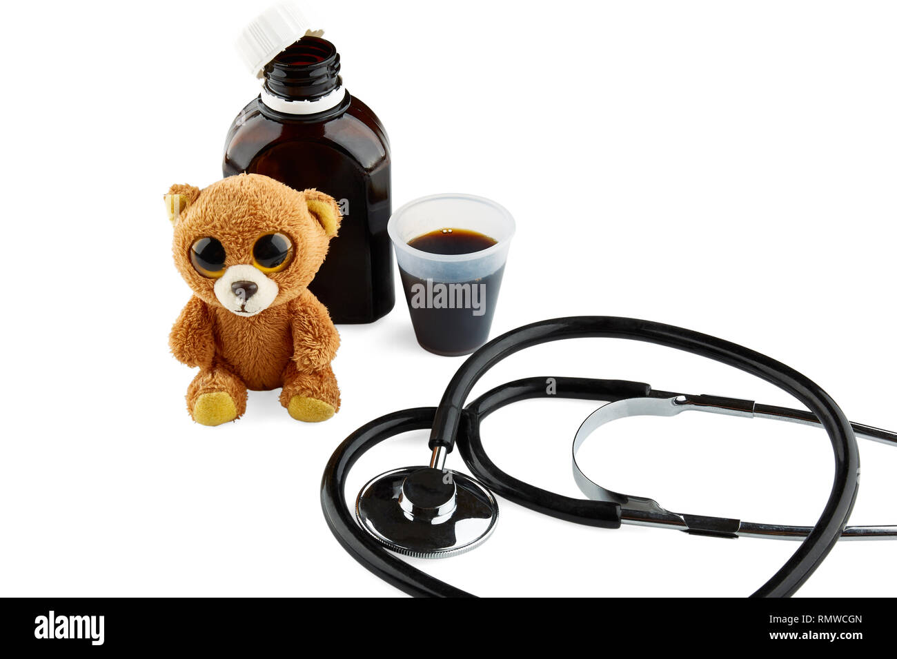 Il giocattolo di peluche, lo stetoscopio e il flacone con la medicina. Isolato. Foto Stock