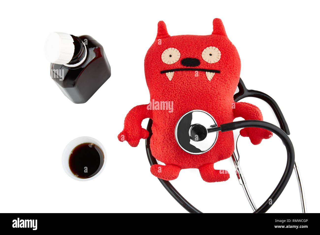 Il giocattolo di peluche, lo stetoscopio e il flacone con la medicina. Isolato. Foto Stock