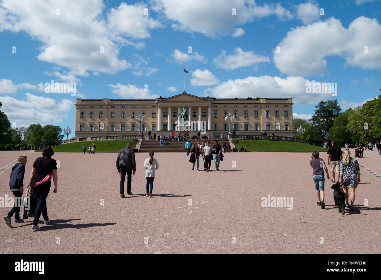Le persone che visitano il Palazzo Reale di Oslo, Norvegia su una chiara giornata di primavera. Foto Stock