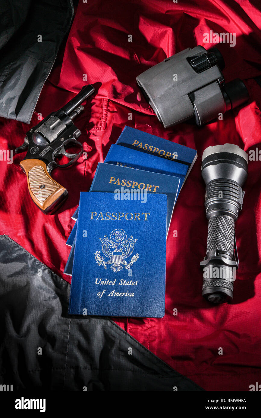 Passaporti binocolo torcia Torcia/revolver libro il concetto di copertura Foto Stock