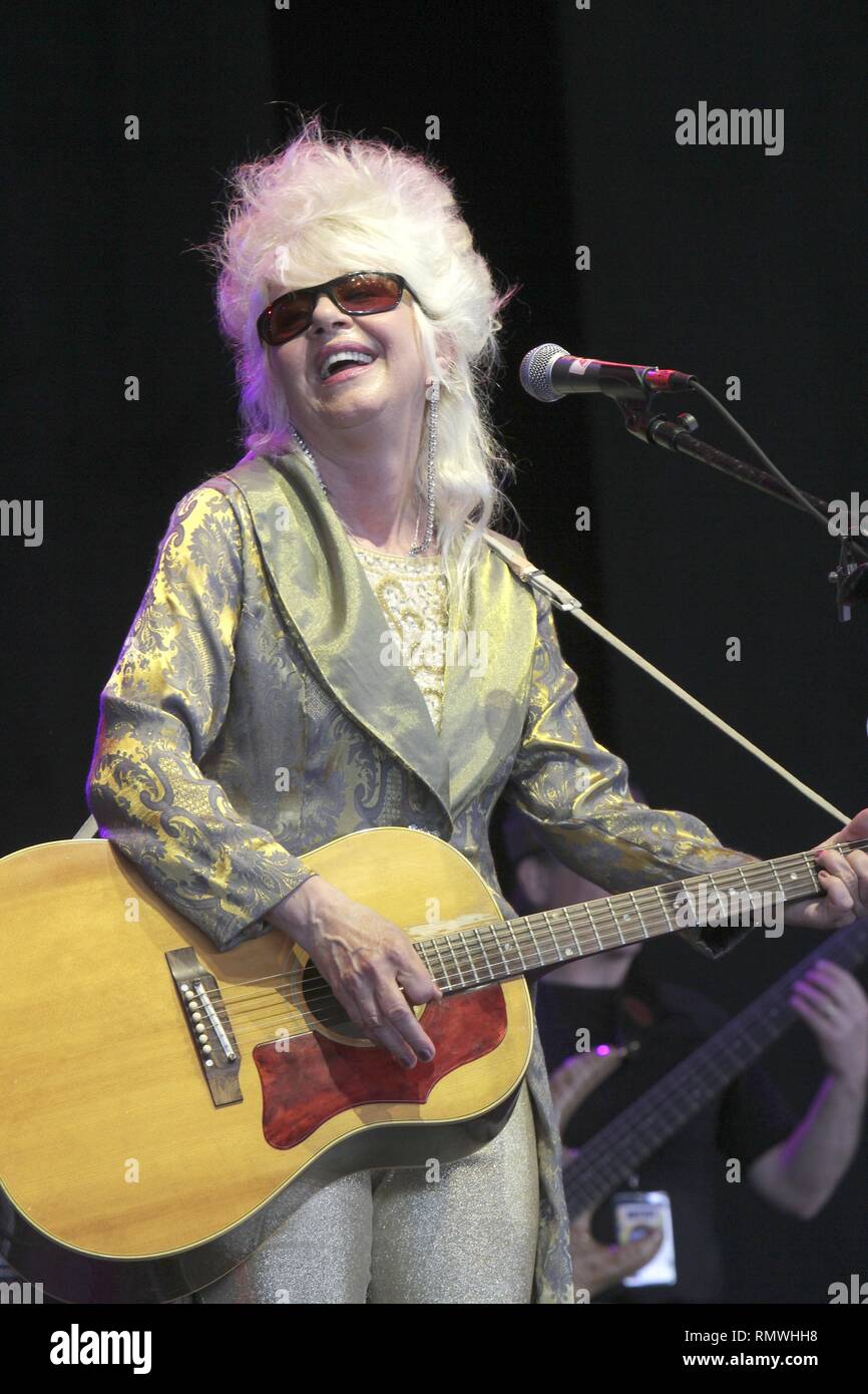 Cantante, compositore e chitarrista Christine Ohlman è mostrato esibirsi sul palco durante un 'live' aspetto di concerto con Rebel Montez. Foto Stock