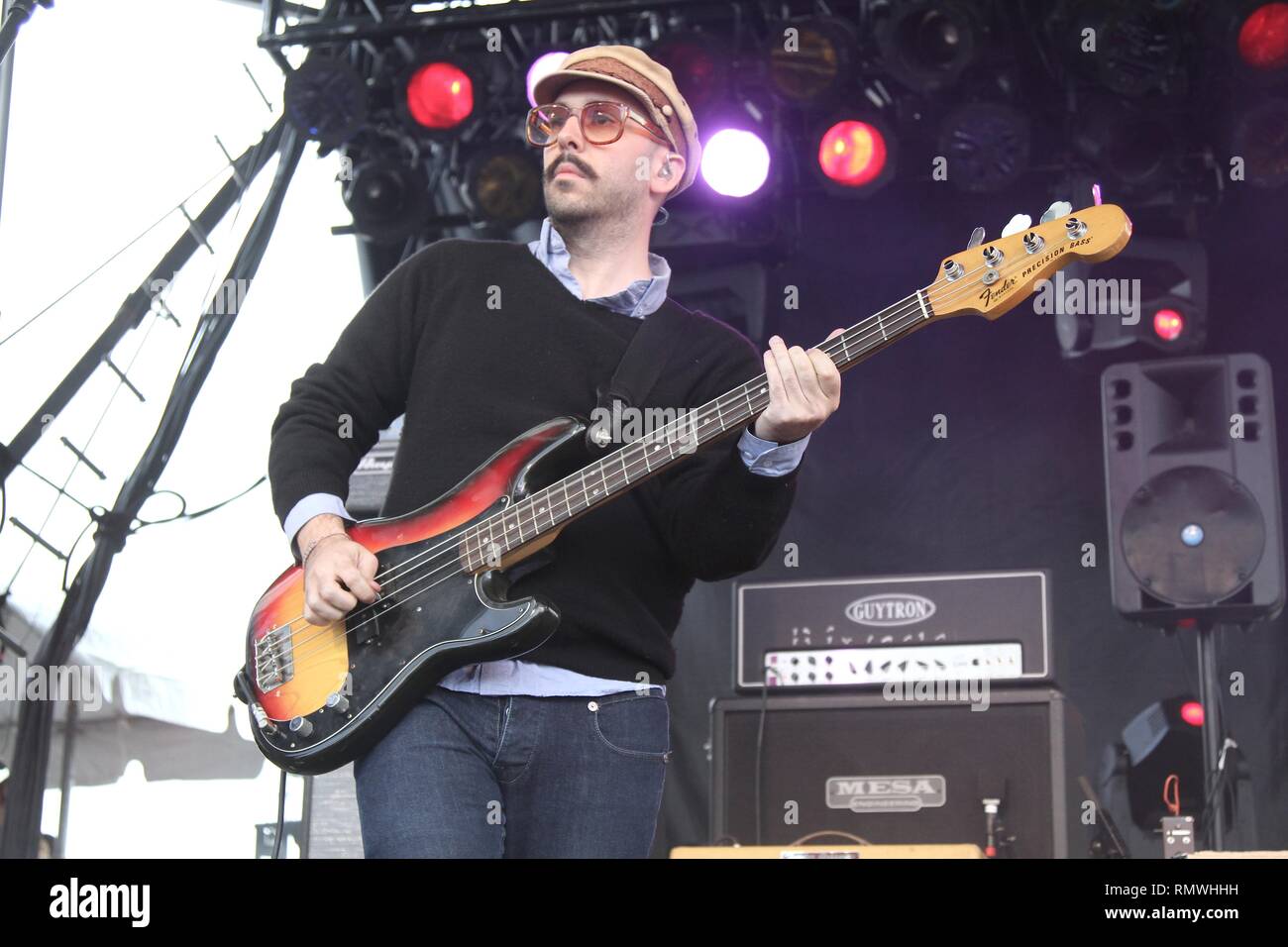 Il bassista Tim Nordwind della rock band OK Go è mostrato esibirsi sul palco durante un 'live' aspetto di concerto. Foto Stock
