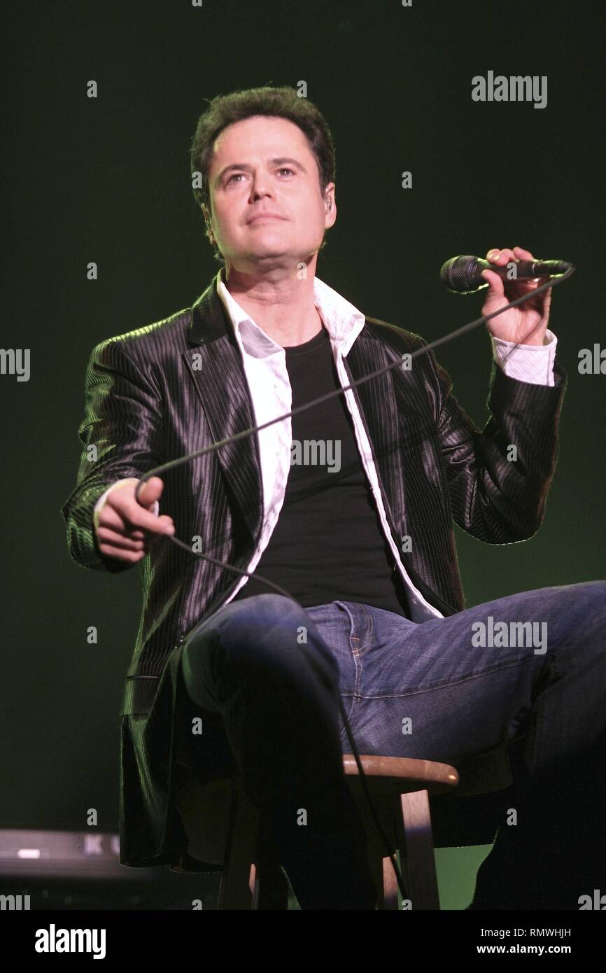 Cantante, musicista, attore e ex idolo teen Donny Osmond è mostrato esibirsi sul palco durante un 'live' aspetto di concerto. Foto Stock