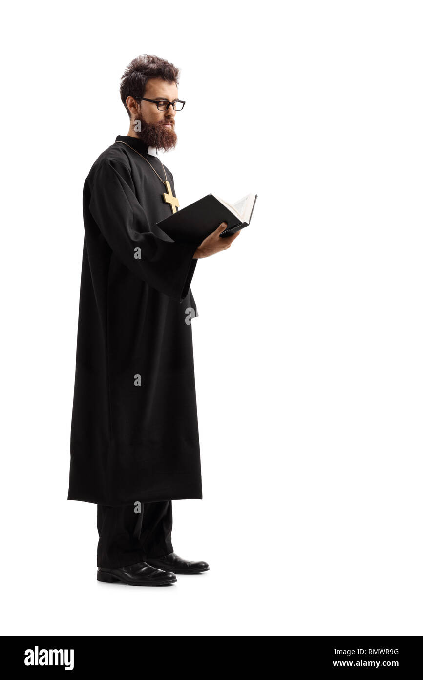 A piena lunghezza shot di un sacerdote e la lettura della Bibbia isolati su sfondo bianco Foto Stock