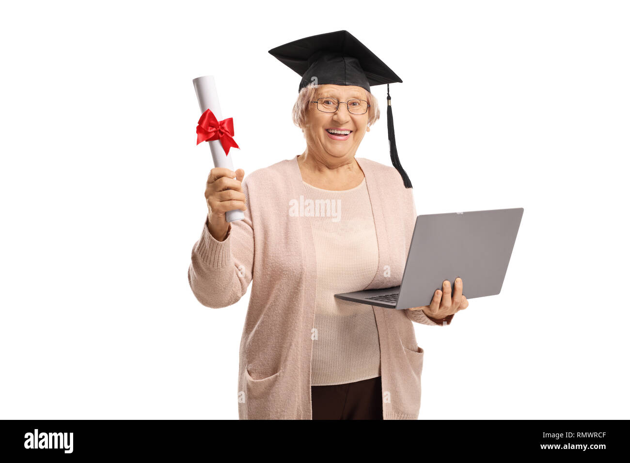 Sorridente donna anziana con laptop, diploma e un cappello di graduazione isolato su sfondo bianco Foto Stock