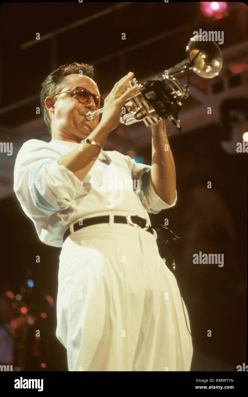 Un membro del Miami Sound Machine è mostrato sul palco durante un 'live' aspetto di concerto. Foto Stock