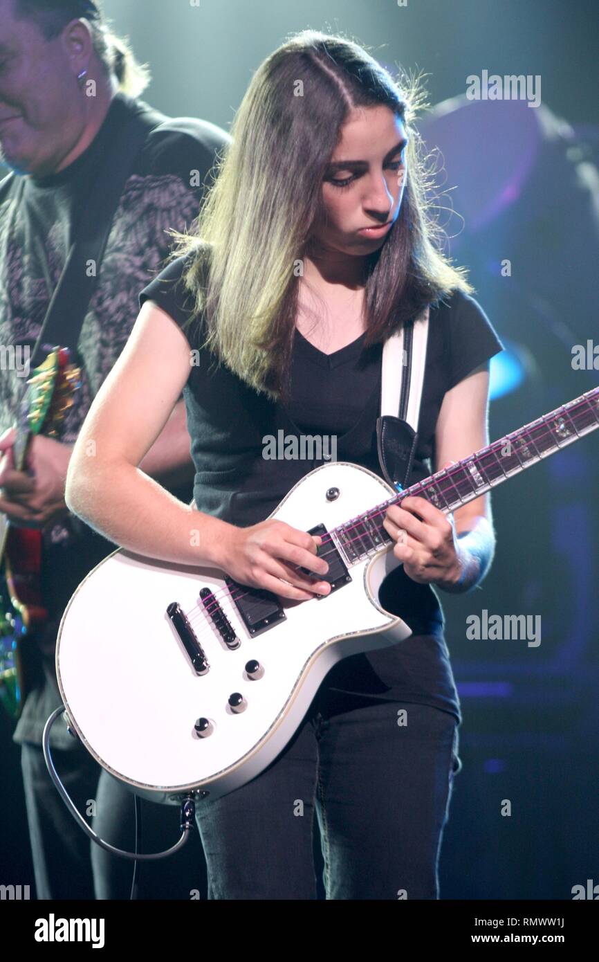 Gloria Estefan della figlia è mostrato suonando la chitarra sul palco durante un 'live' aspetto di concerto. Foto Stock