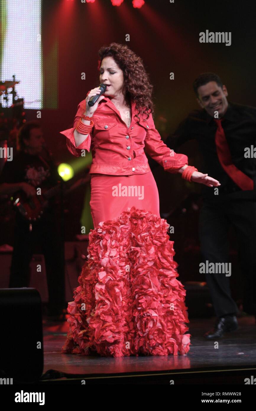 Cantante e cantautore Gloria Estefan è mostrato esibirsi sul palco durante un 'live' aspetto di concerto. Foto Stock