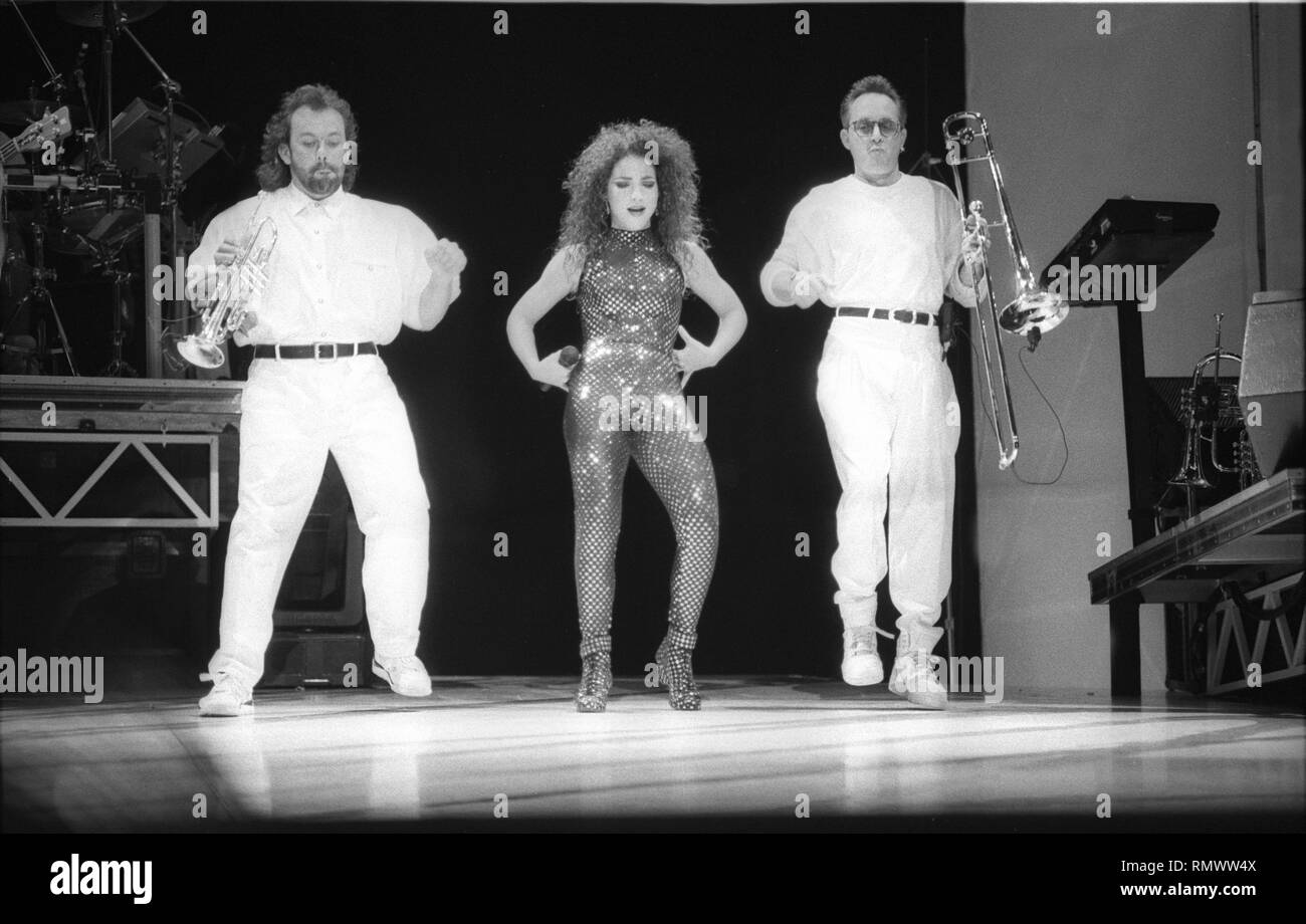 Cantante e cantautore Gloria Estefan è mostrato esibirsi sul palco durante un 'live' aspetto di concerto. Foto Stock