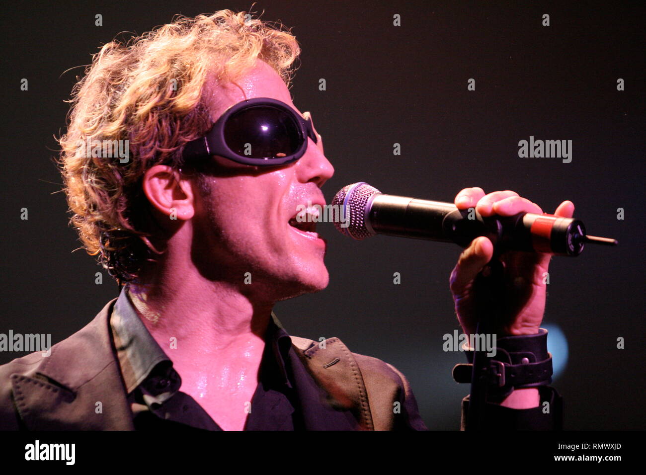 Extreme cantante Gary Cherone è mostrato sul palco durante un 'live' prestazioni di concerto. Foto Stock