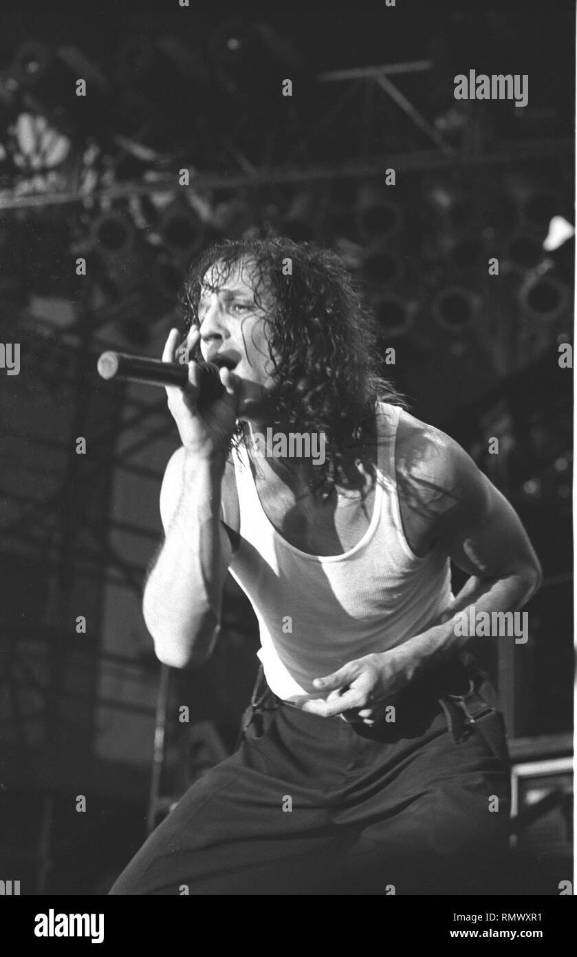 Extreme cantante Gary Cherone è mostrato esibirsi sul palco durante un 'live' aspetto di concerto. Foto Stock