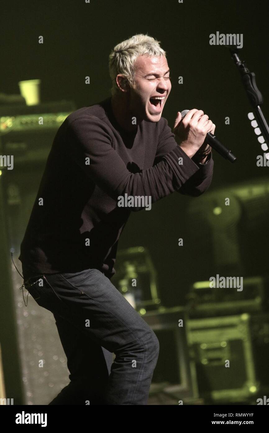 Cantante, compositore e chitarrista Jason Wade della band alternative rock Lifehouse è mostrato esibirsi sul palco durante un concerto dal vivo l'aspetto. Foto Stock
