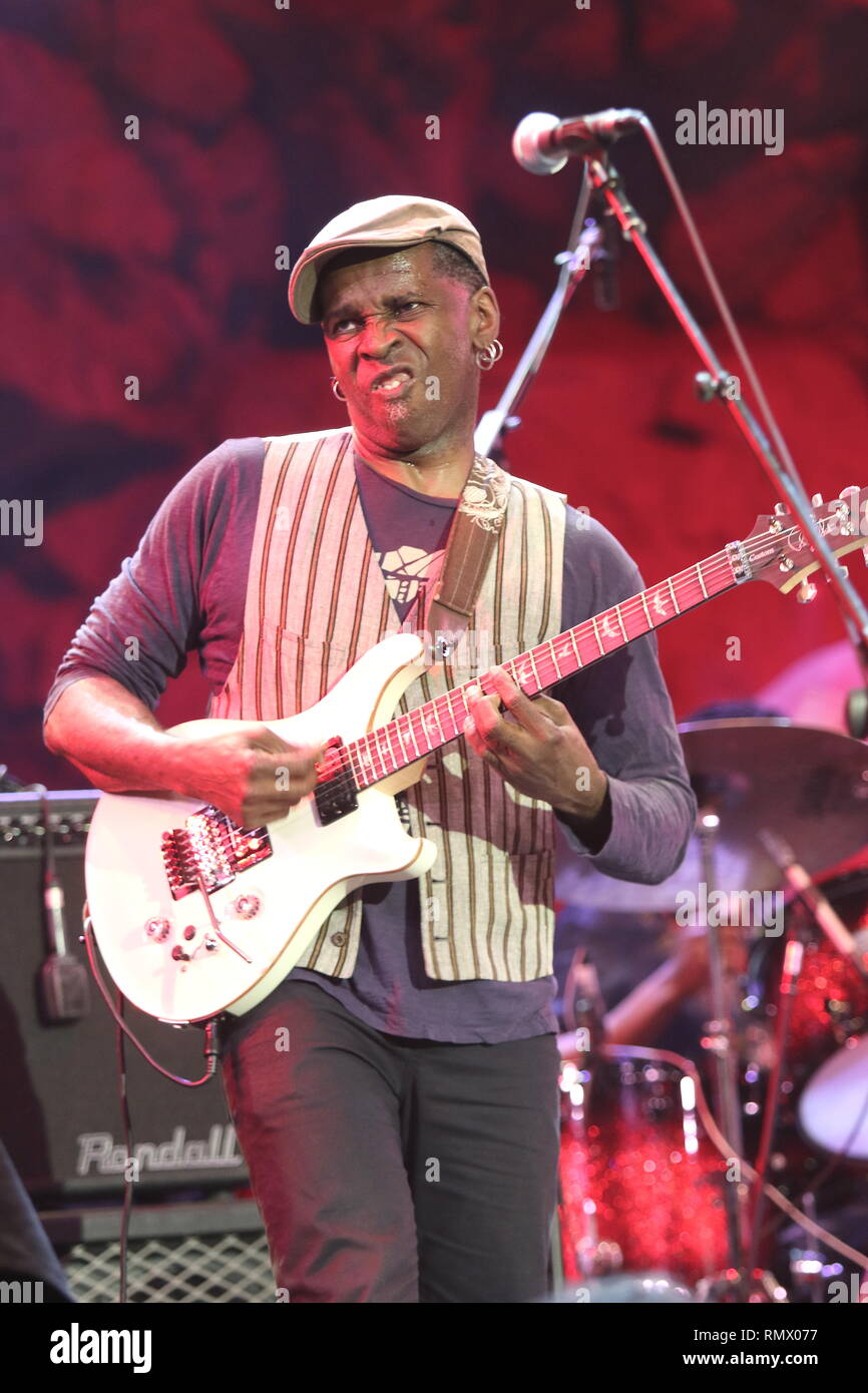 Il chitarrista Vernon Reid è mostrato esibirsi sul palco durante un 'live' aspetto di concerto con Living Colour. Foto Stock