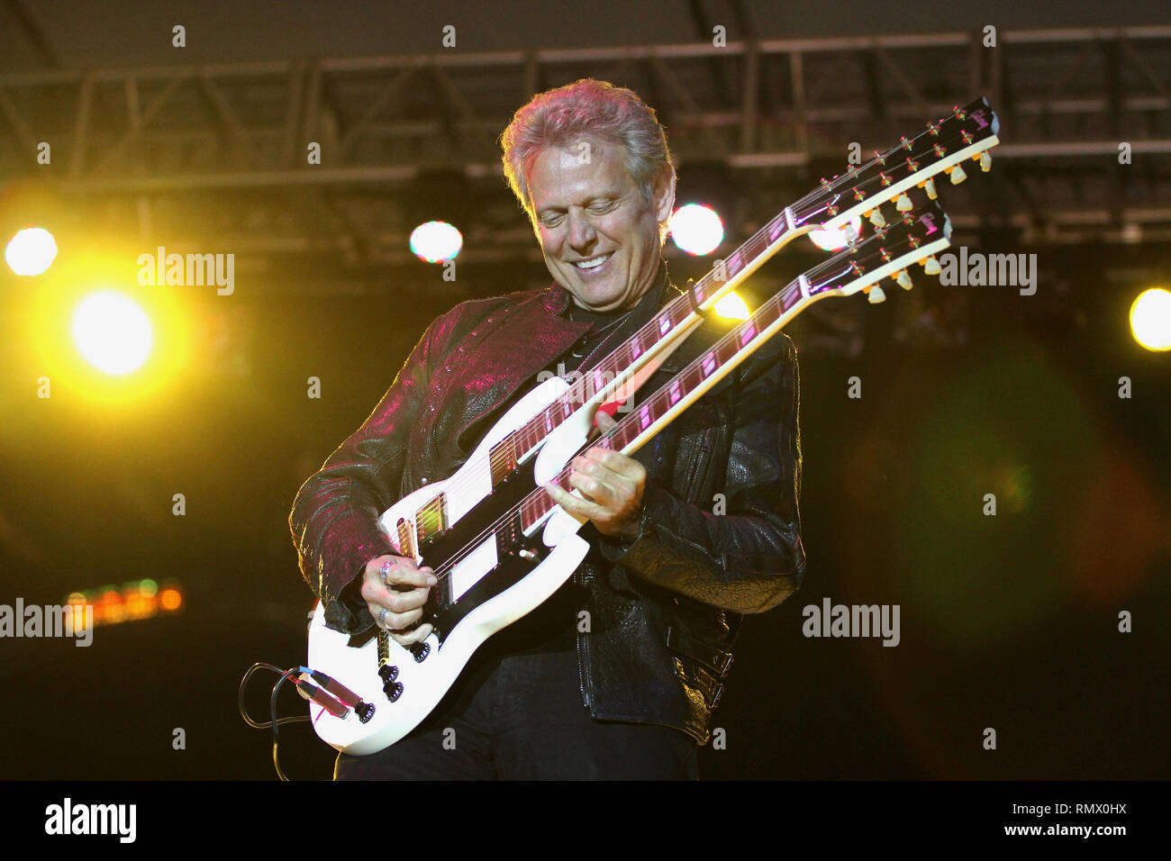 Cantante, compositore e chitarrista Don Felder, precedentemente delle aquile, è mostrato il palcoscenico durante una 'live' aspetto di concerto con con la sua band solista. Foto Stock