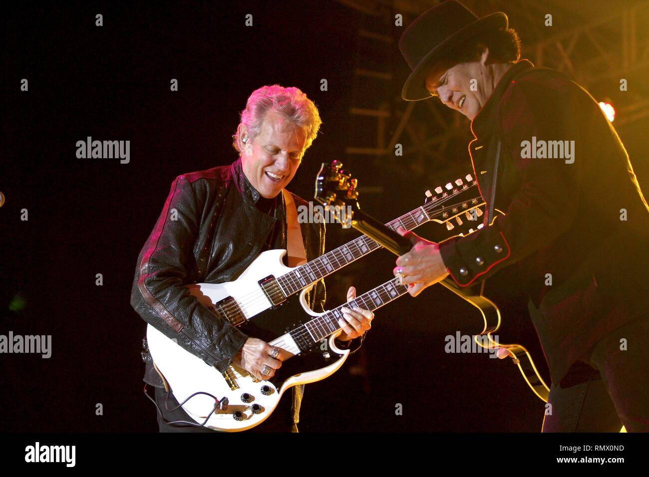 Cantante, compositore e chitarrista Don Felder, precedentemente delle aquile, è mostrato il palcoscenico durante una 'live' aspetto di concerto con con la sua band solista. Foto Stock