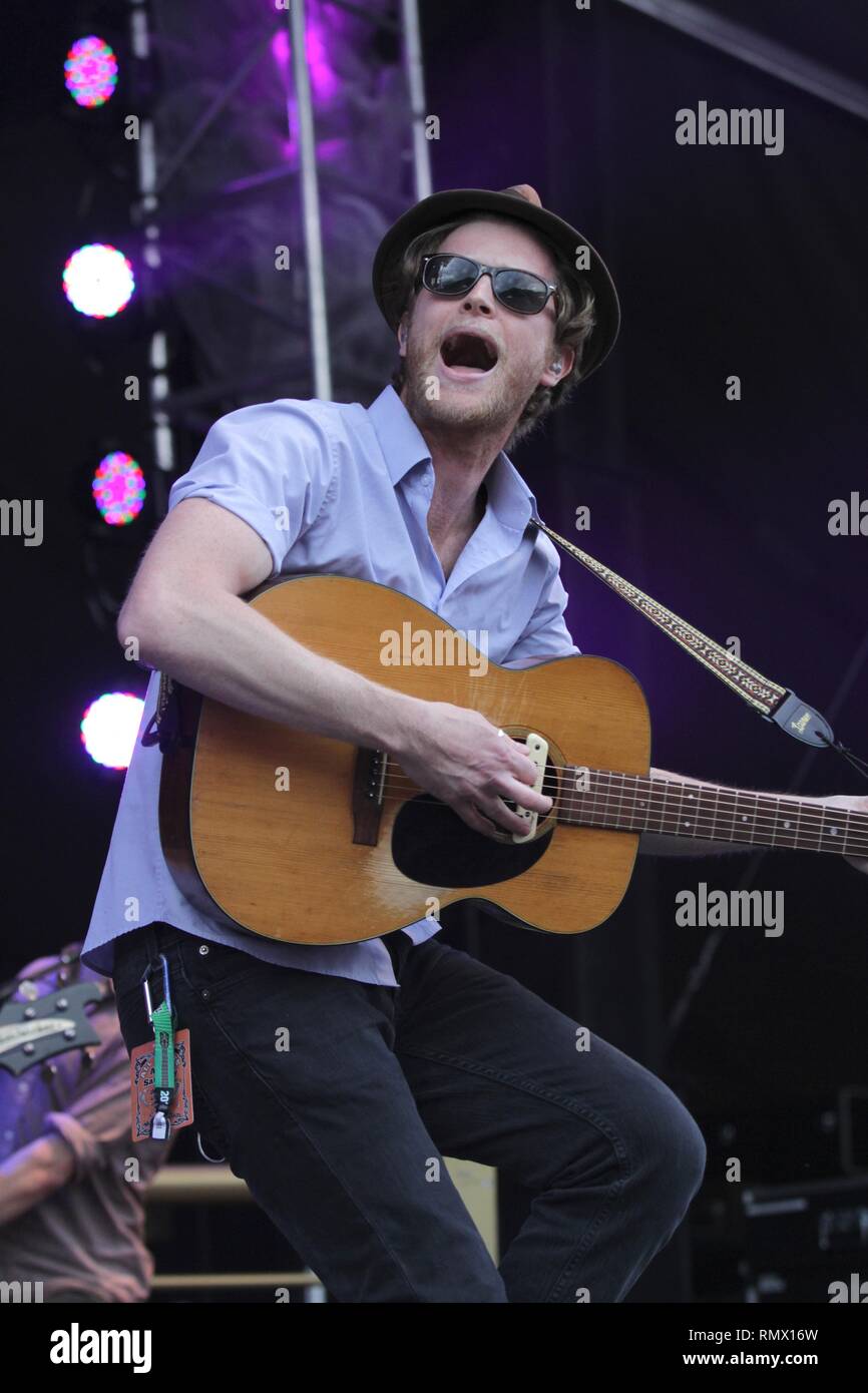 Cantante e chitarrista Wesley Schultz è mostrato esibirsi sul palco durante un 'live' aspetto concerto la Lumineers. Foto Stock