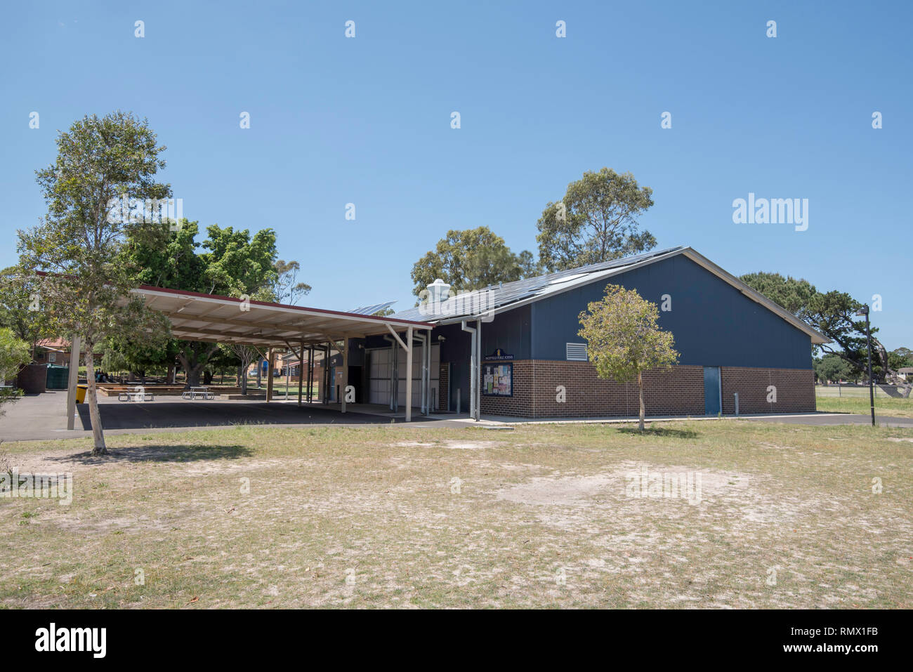 Un esterno di cola o esterno coperto Area di apprendimento e attached storage edificio all'Daceyville scuola pubblica nella periferia est di Sydney Foto Stock