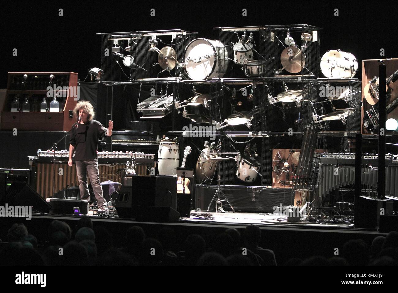 Pat Metheny è mostrato per spiegare al pubblico circa la sua orchestra automatizzata che stava eseguendo lungo con la sua chitarra durante il suo concerto aspetto. Foto Stock