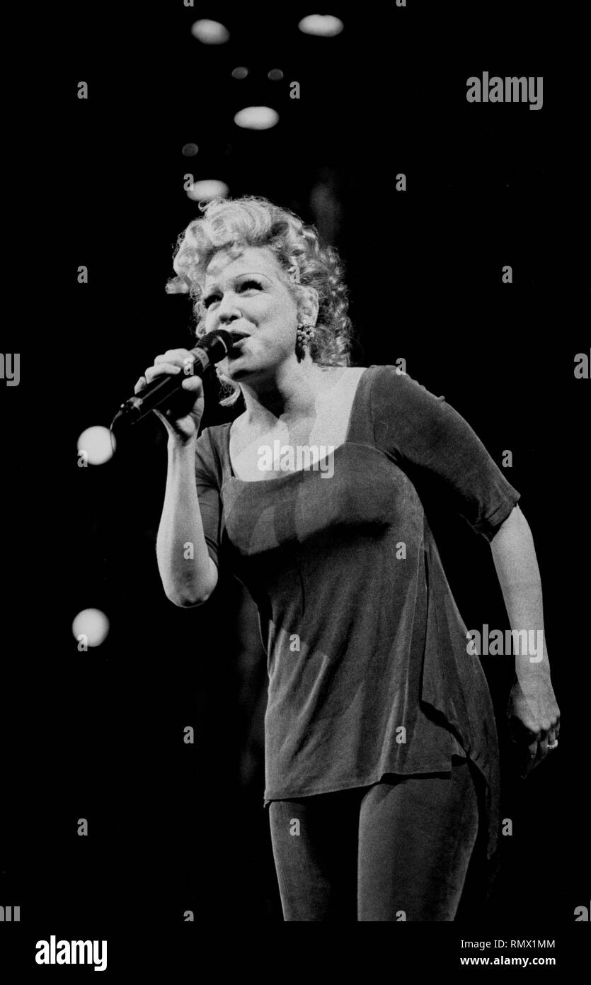 Cantante, attrice e il comico Bette Midler, noto anche come la divina Miss M, è mostrato il palcoscenico durante una 'live' aspetto di concerto. Foto Stock
