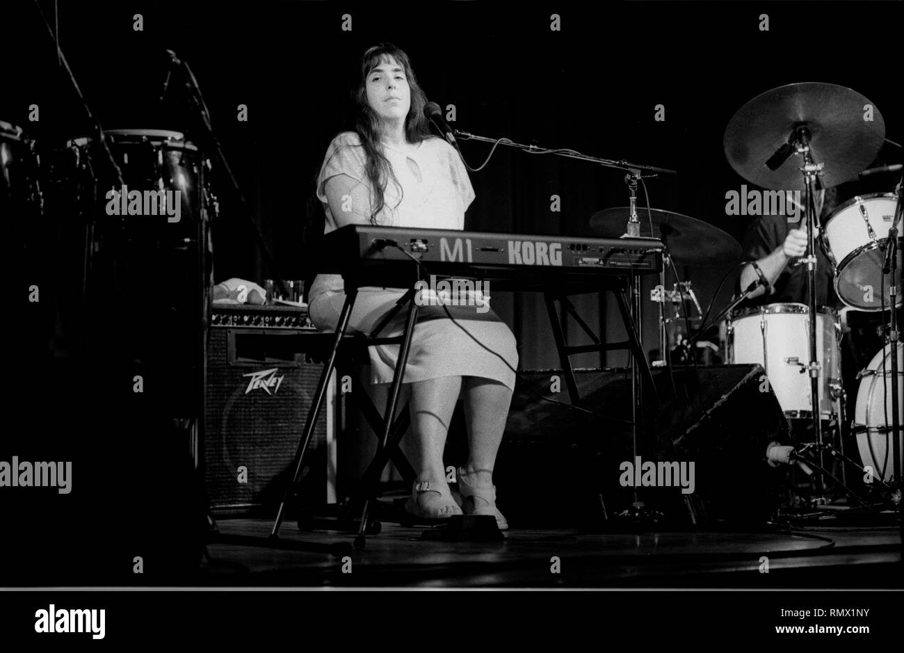 Compositore, paroliere, cantante e pianista Laura Nyro è mostrato esibirsi sul palco durante un 'live' aspetto di concerto. Foto Stock