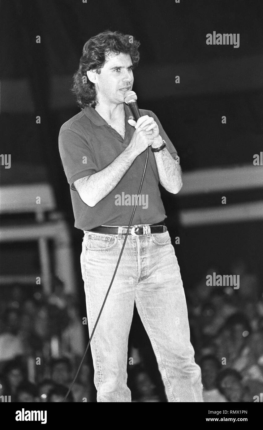 Comico Dennis Miller è mostrato esibirsi sul palco durante un 'live' aspetto di concerto. Foto Stock