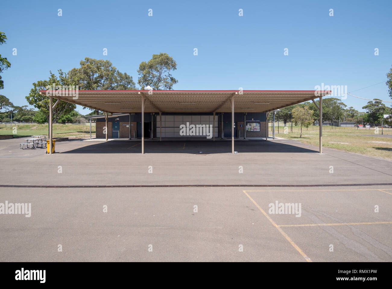 Un esterno di cola o esterno coperto Area di apprendimento e attached storage edificio all'Daceyville scuola pubblica nella periferia est di Sydney Foto Stock