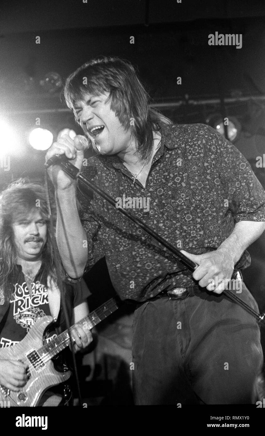 Il cantante Danny Joe Brown del southern rock band Molly Hatchet è mostrato esibirsi sul palco durante un 'live' aspetto di concerto. Foto Stock